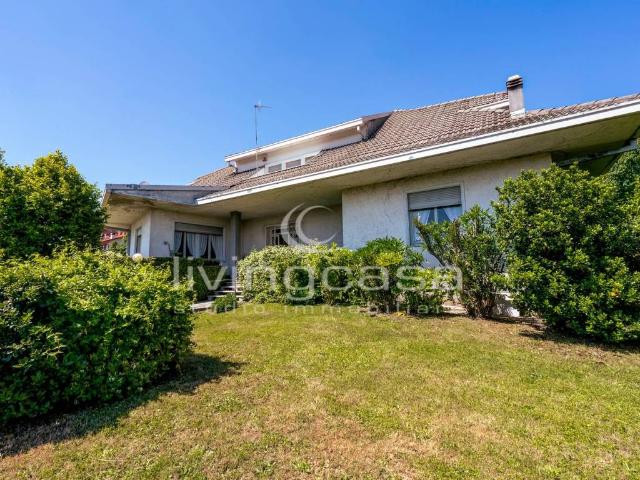 Villa Indipendente in vendita a Montesiro, Besana In Brianza
