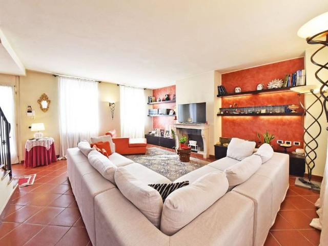 Villa Indipendente in vendita a Besana In Brianza, Lombardia