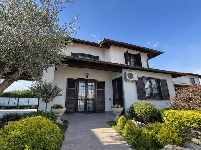 Villa Indipendente in vendita a Besana In Brianza, Lombardia