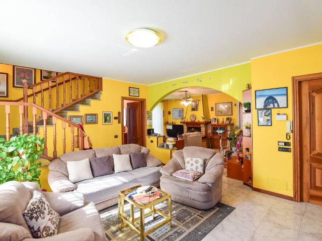 Villa Indipendente in vendita a Besana In Brianza, Lombardia