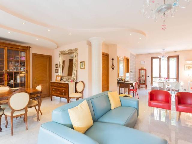 Villa Indipendente in vendita a Carate Brianza, Lombardia