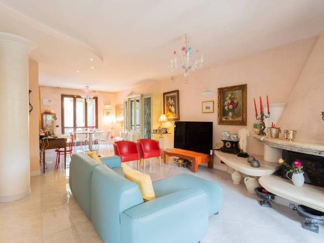 Villa Indipendente in vendita a Carate Brianza, Lombardia