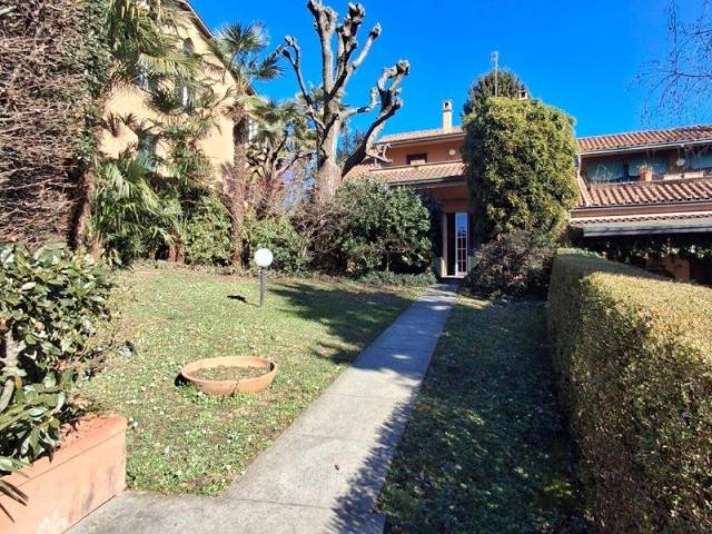 Villa Indipendente in vendita a Montesiro, Besana In Brianza