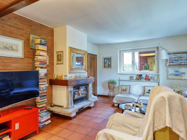 Villa Indipendente in vendita a Comunità Montana del Piambello, Besano