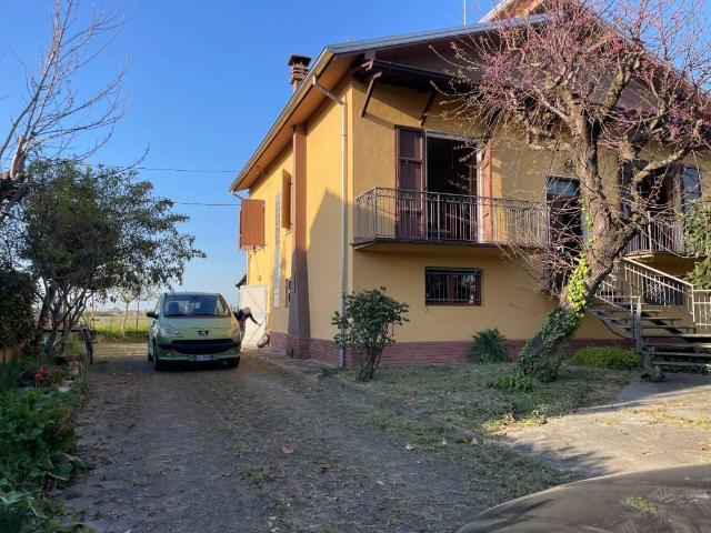 Villa Indipendente in vendita a Besenzone, Reggio Emilia