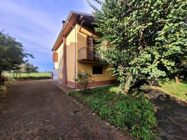 Villa Indipendente in vendita a Besenzone, Reggio Emilia