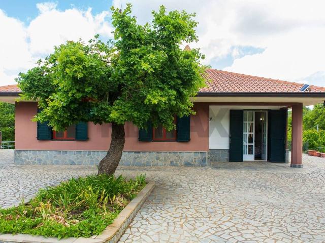Villa Indipendente in vendita a Calcerana-Marina, Adrano
