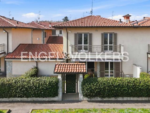 Villa Indipendente in vendita a Biandronno, Lombardia