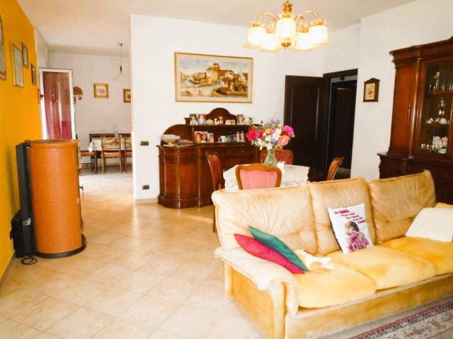 Villa Indipendente in vendita a Biandronno, Lombardia
