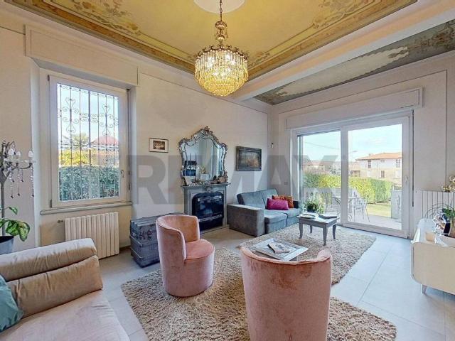 Villa Indipendente in vendita a Biandronno, Lombardia