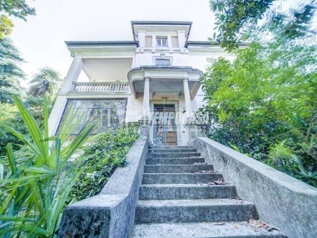 Villa Indipendente in vendita a Biandronno, Lombardia