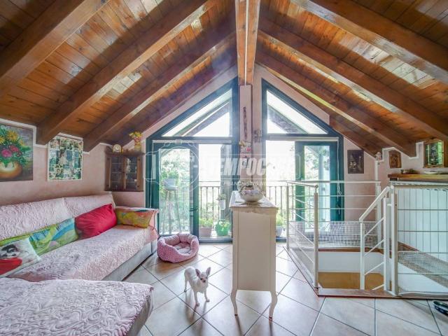 Villa Indipendente in vendita a Biandronno, Lombardia
