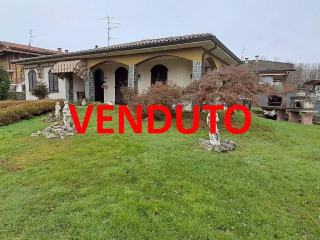 Villa Indipendente in vendita a Biandronno, Lombardia