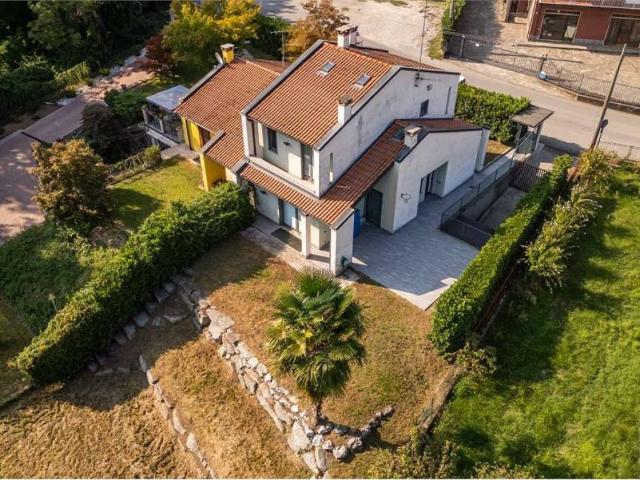 Villa Indipendente in vendita a Cassinetta, Biandronno