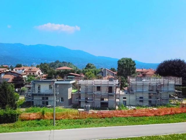Villa Indipendente in vendita a Biandronno, Lombardia
