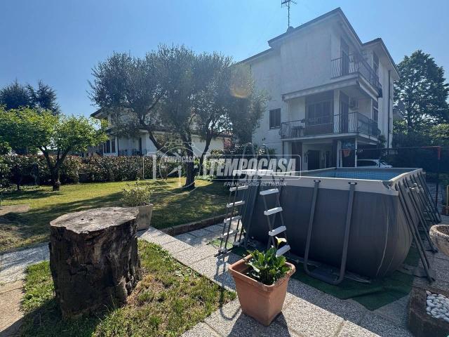 Villa Indipendente in vendita a Biassono, Lombardia