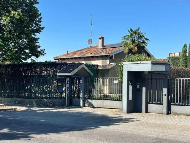 Villa Indipendente in vendita a Biassono, Monza e della Brianza