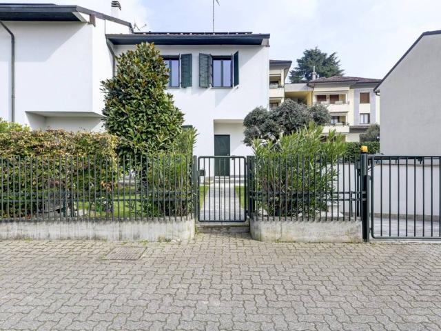 Villa Indipendente in vendita a Biassono, Monza e della Brianza