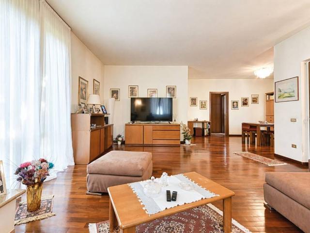 Villa Indipendente in vendita a Biassono, Lombardia