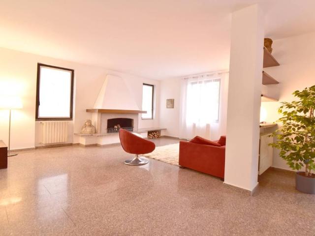 Villa Indipendente in vendita a Biassono, Lombardia