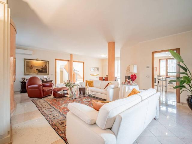 Villa Indipendente in vendita a Val d’Enza, Re