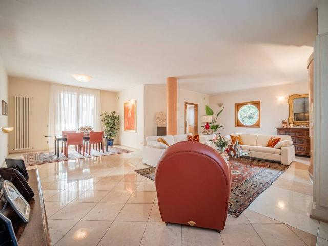 Villa Indipendente in vendita a Val d’Enza, Re