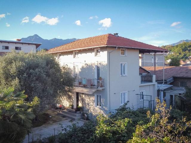 Villa Indipendente in vendita a Prato, Piemonte