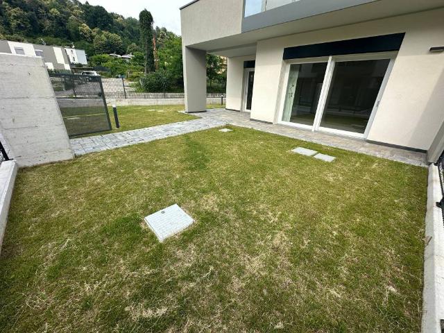 Villa Indipendente in vendita a Bizzarone, Lombardia