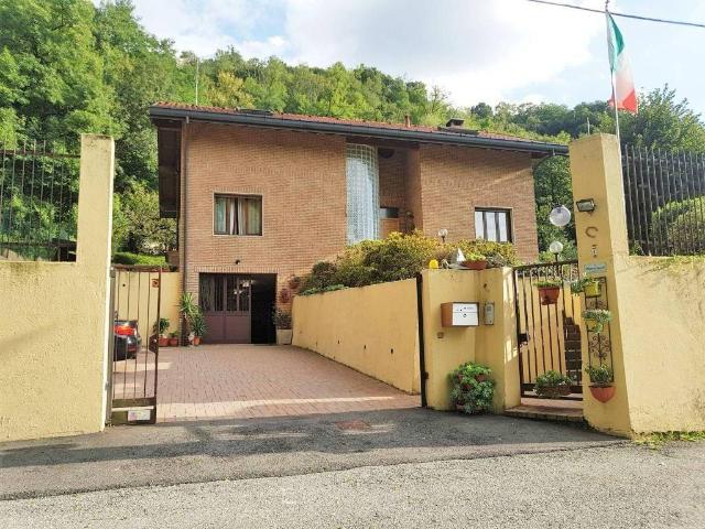 Villa Indipendente in vendita a Bizzarone, Lombardia