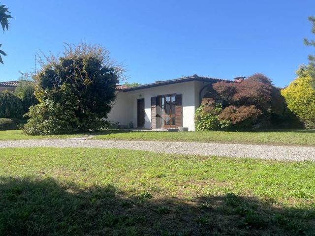 Villa Indipendente in vendita a Bizzarone, Como