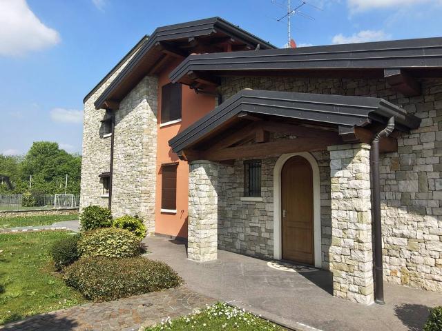 Villa Indipendente in vendita a Bolgare, Lombardia