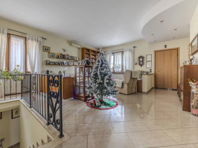 Villa Indipendente in vendita a Bollate, Lombardia