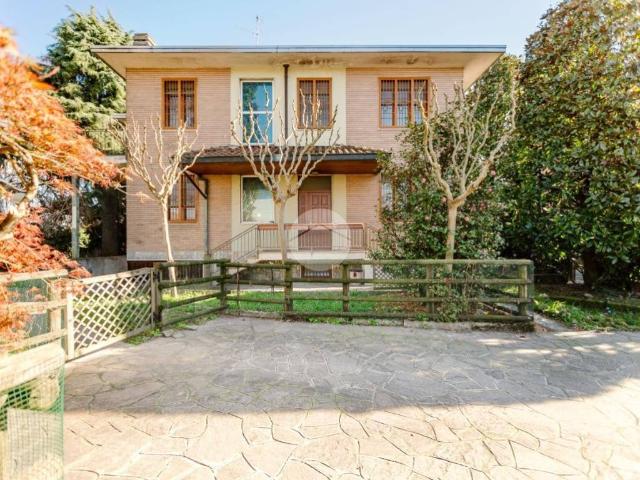 Villa Indipendente in vendita a Bollate, Lombardia
