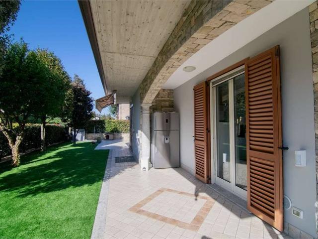 Villa Indipendente in vendita a Boltiere, Lombardia