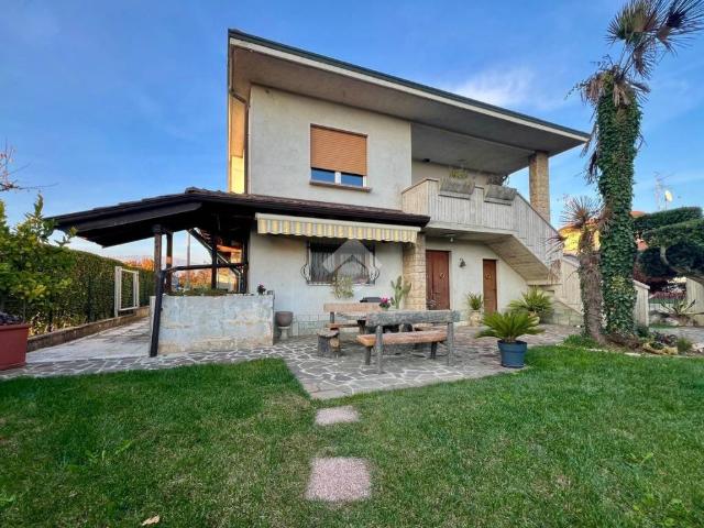 Villa Indipendente in vendita a Bonate Sopra, Lombardia