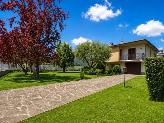 Villa Indipendente in vendita a Bonate Sopra, Lombardia
