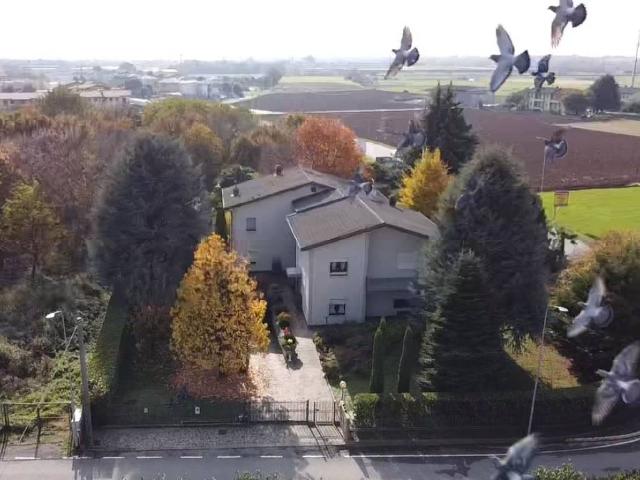 Villa Indipendente in vendita a Bonate Sotto, Lombardia