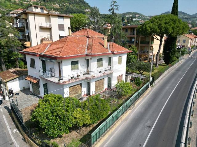 Villa Indipendente in vendita a Bordighera, Liguria
