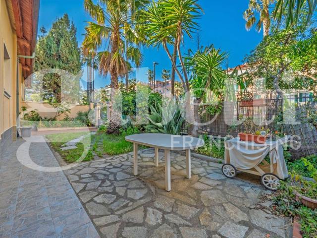 Villa Indipendente in vendita a Bordighera, Liguria