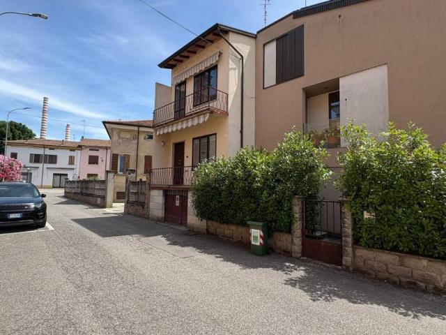 Villa Indipendente in vendita a Borgo Mantovano, Revere