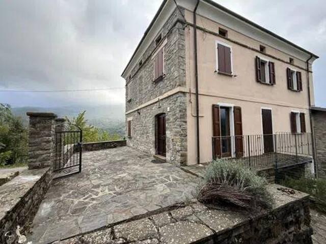 Villa Indipendente in vendita a Borgo Val di Taro, Parma