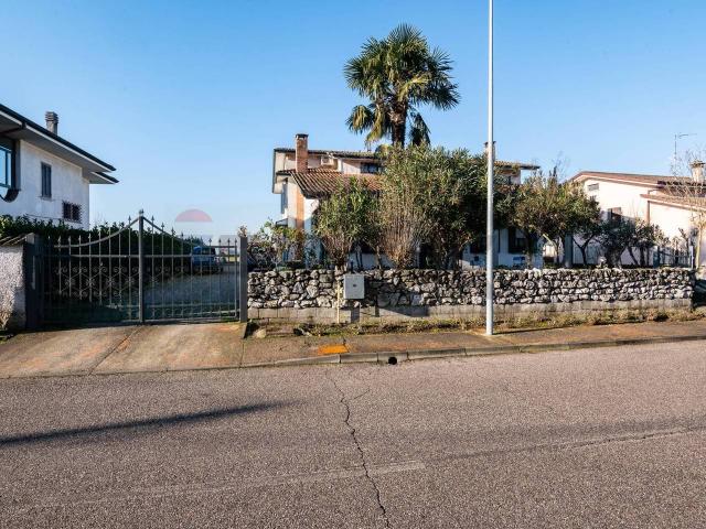 Villa Indipendente in vendita a Borgo Virgilio, Scorzarolo