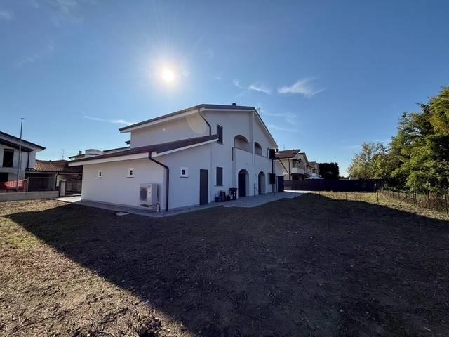Villa Indipendente in vendita a Borgolavezzaro, Novara