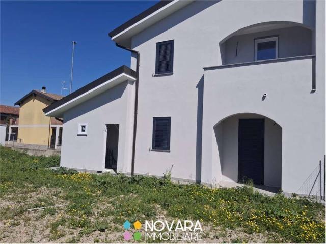 Villa Indipendente in vendita a Borgolavezzaro, Novara