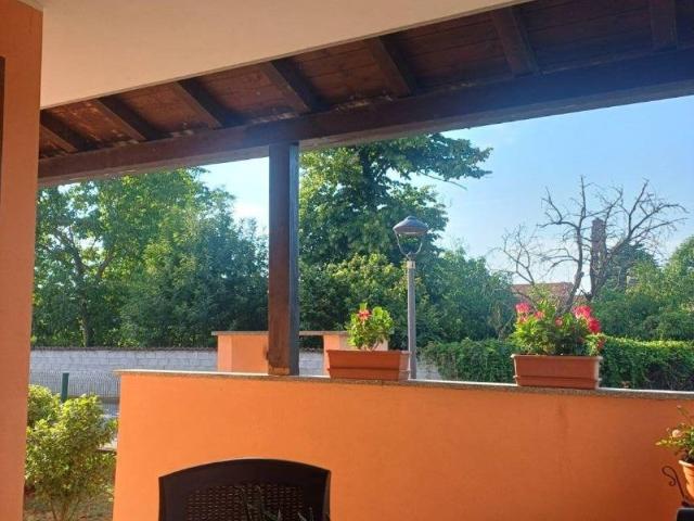 Villa Indipendente in vendita a Borgolavezzaro, Novara