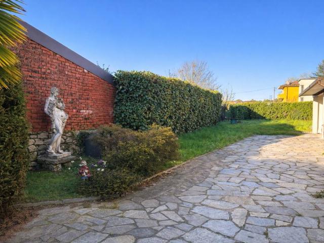 Villa Indipendente in vendita a Santa Croce di Borgomanero, Piemonte