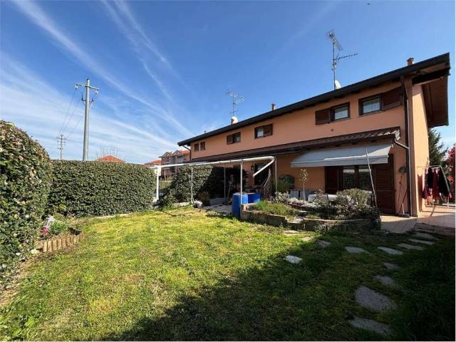 Villa Indipendente in vendita a Santa Croce di Borgomanero, Piemonte