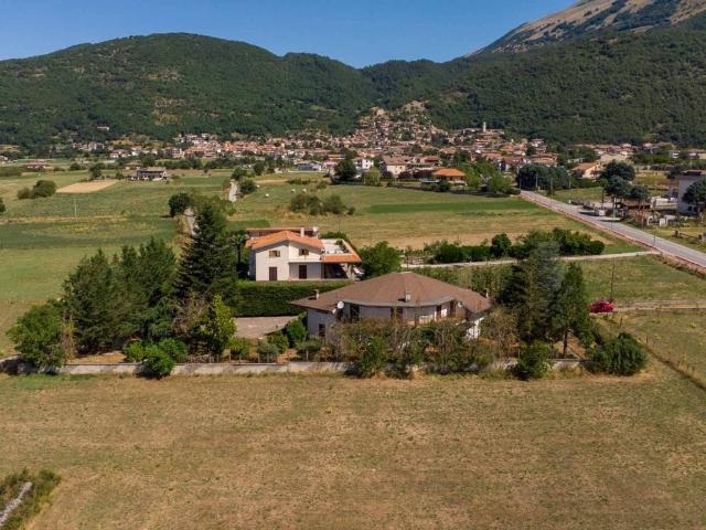 Villa Indipendente in vendita a Borgorose, Lazio