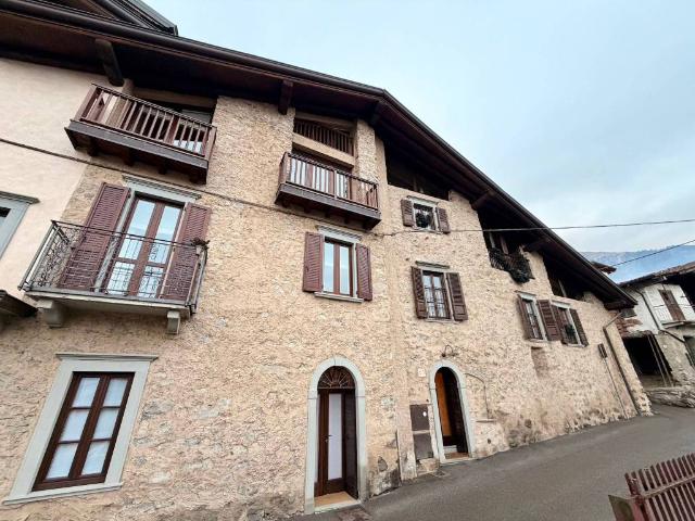 Villa Indipendente in vendita a Comunità montana della valle Camonica, Borno