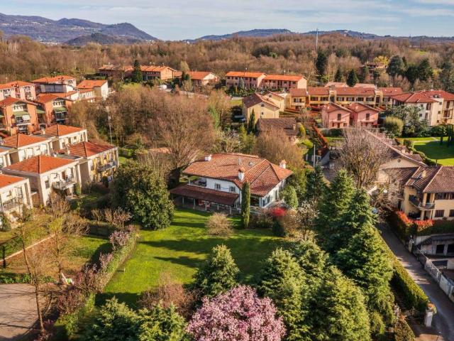 Villa Indipendente in vendita a Garbagnate Rota, Bosisio Parini